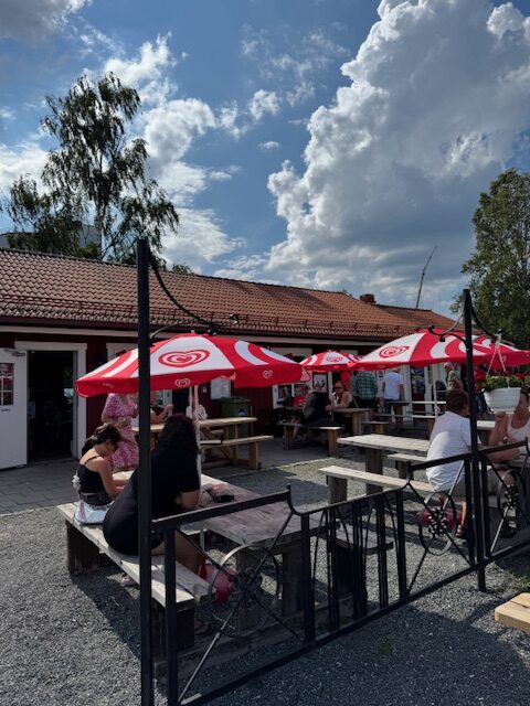 Café, restaurang och servicehus.