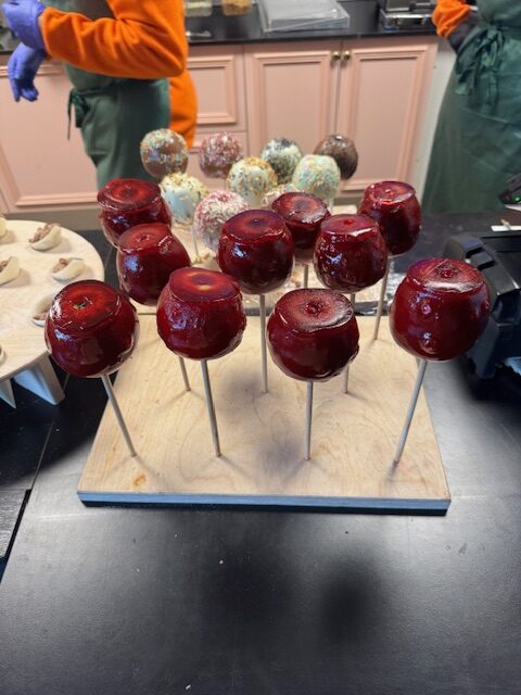 Brända mandlar och choklad- och kanderade äpplen.