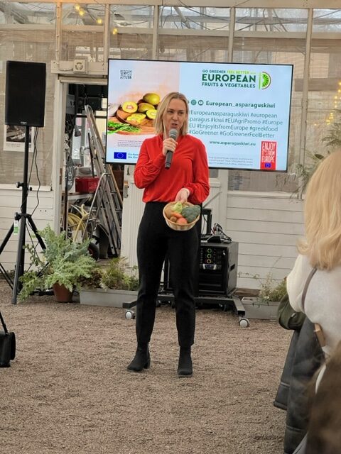 Kristine Symreng visar här upp minimimängden frukt och grönt vi ska äta per dag.