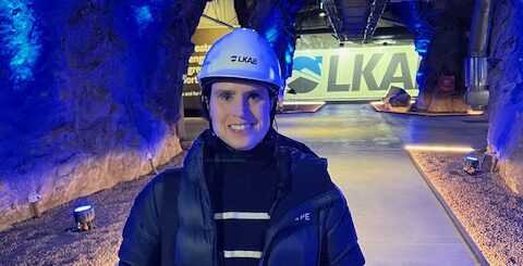 Skyddshjälm är obligatoriskt.