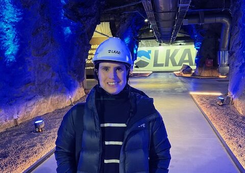 Skyddshjälm är obligatoriskt.