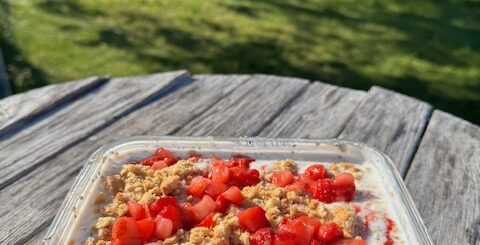 Toppa med jordgubbssylt, krossade digestivekex och jordgubbar och du får en Overnight oats – jordgubbscheesecake