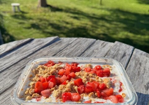 Toppa med jordgubbssylt, krossade digestivekex och jordgubbar och du får en Overnight oats – jordgubbscheesecake