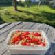 Toppa med jordgubbssylt, krossade digestivekex och jordgubbar och du får en Overnight oats – jordgubbscheesecake