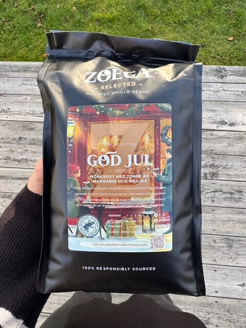 Kaffepaketens design är tecknad för hand och framtagen av illustratören Björn Rudnert