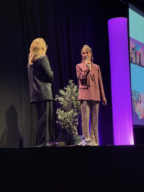 Sofia Ståhl som skickligt leder samtal på mässan med olika inspiratörer inom hälsa.