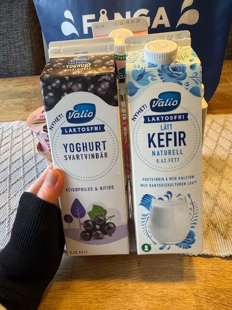 Valio Laktosfri yoghurt svartvinbär och Valio Laktosfri Kefir naturell 0,4%