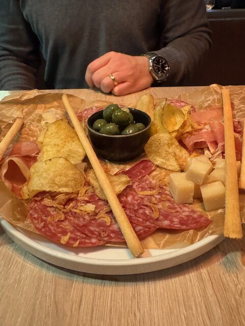 Chark- och ostbricka till förrätt på Mommas kök & bar.
