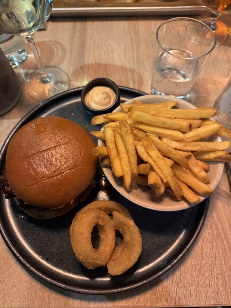Smashed burger med pommes.
