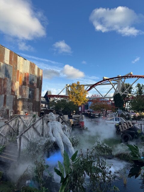 Vackra och läskiga temaområden är uppbyggda på området.