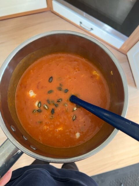 Tomatsoppa pimpad med mozzarella och rostade pumpakärnor.