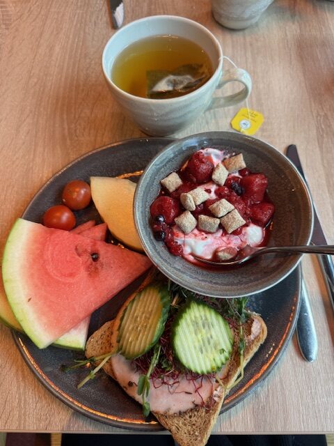 Hotellfrukosten var helt okej. Ett standardutbud utan extra allt.